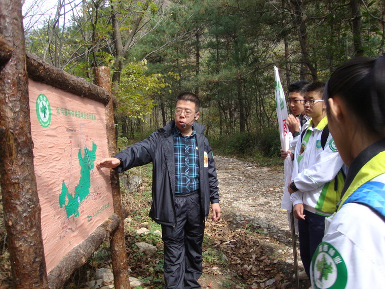 牛背梁北沟森林体验基地马宇科长向学生讲解区域结构